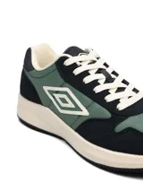 Championes urbanos Umbro modelo Volcan II, color azul marino con detalles en blanco. Presentan el logo de la marca en el lateral, cierre con cordones y suela de goma blanca.
