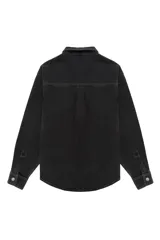 Sobrecamisa de denim en color negro lavado, con cierre frontal de botones metálicos, cuello clásico y un bolsillo de parche en el pecho. Presenta costuras a la vista y puños abotonados.