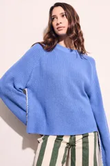 Sweater de algodón color azul, de punto grueso, con cuello redondo y mangas largas.