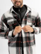 Sobrecamisa de franela con estampado de cuadros en tonos beige y marrón, con cierre frontal de botones y capucha integrada de color beige.