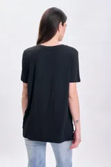 Remera de manga corta y cuello redondo a la base, de color negro y diseño liso.