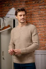 Sweater de punto morley color beige melange, con cuello redondo a la base y mangas largas.