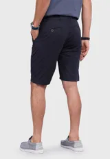 Bermuda color beige con bolsillos laterales y traseros.