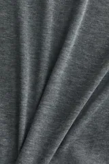 Remera de manga larga en tejido de punto suave, con cuello redondo y bajo recto, de corte entallado.