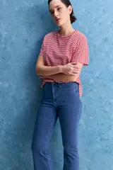 Jean azul de tiro alto con fit bootcut, ajustado en caderas y muslos, con apertura sutil desde la rodilla.