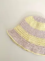 Gorro tipo bucket tejido a crochet a mano, con hilo 100% algodón, con diseño a rayas horizontales en color marrón y beige.