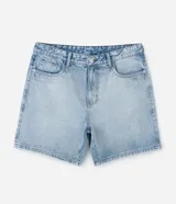 Bermuda de jean corte loose, color azul claro con lavado desgastado, cuenta con bolsillos laterales y traseros, cierre frontal con botón y bragueta, y pasacintos.