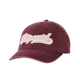 Gorra Rip Curl estilo dad hat de color bordó, con visera curva y parche frontal bordado con el logo de la marca en tonos rosado y blanco con relieve.