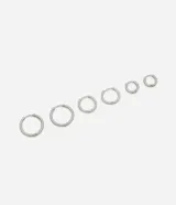 Set de seis aros tipo argolla de acero inoxidable en tonos plateados, con diámetros decrecientes. Son lisos y tienen cierre de bisagra.