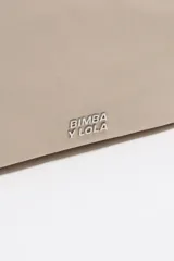 Bolso tipo bucket de estructura blanda y ligera, confeccionado en tejido técnico negro. Presenta cierre mediante cordón ajustable, bolsillo frontal con cierre, correa bandolera regulable y logo de la marca estampado en el frente.