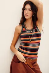 Musculosa de punto ajustada con diseño a rayas horizontales en tonos negro, gris, naranja y fucsia.
