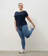 Legging deportiva de microfibra color azul, con cintura alta de diseño cruzado en forma de V y ajuste ceñido al cuerpo.