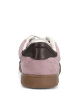 Championes Dalila II de color rosado con detalles en marrón oscuro y suela de goma marrón, con cordones y puntera redonda.