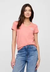 Remera de algodón color rosado con cuello en V y mangas cortas. Presenta un pequeño logo estampado en el pecho con la inscripción Gap Original.