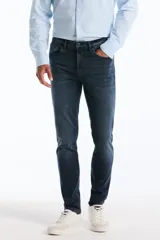 Pantalón de denim azul oscuro, de corte slim y diseño clásico de cinco bolsillos.