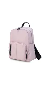 Mochila de nylon color verde oliva, con cierre principal y dos bolsillos frontales con cierre. Tiene correas de hombro ajustables en color negro y asa superior de agarre.