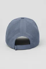 Gorra tipo trucker de alto rendimiento con corona estructurada, paneles traseros perforados para mayor ventilación y cierre ajustable con velcro. Presenta el logo de la marca bordado en el frente.
