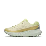 Championes de trail running Merrell Agility Peak 5 para mujer, color beige y amarillo con suela verde. Cuentan con tecnología Vibram MegaGrip para un agarre superior en superficies secas y mojadas.