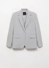 Blazer de corte recto y diseño de raya diplomática, con cuello de solapa con muesca, cierre frontal de un botón, bolsillos laterales con solapa y bolsillo de ribete en el pecho.