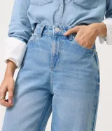 Pantalón wide leg de tiro alto confeccionado en jean de algodón, con pretina con pasacintos, cierre frontal con botón y cremallera, y bolsillos delanteros y traseros.