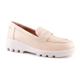 Zapato casual de cuero color beige con plataforma blanca y suela con diseño tractor.