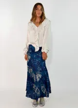 Pollera midi de corte evasé con estampado tie-dye en tonos azul y blanco. Confeccionada en tejido fluido.
