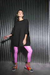 Pantalón de ecocuero tiro alto, de corte ajustado y botamanga irregular con pequeña abertura lateral. Cuenta con cierre invisible lateral.
