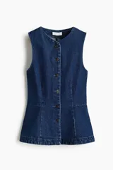 Chaleco de denim azul oscuro, sin mangas, con escote redondo y cierre frontal de botones oscuros. Presenta costuras moldeadoras y un diseño con peplum en la parte inferior.