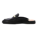 Zueco Comfortflex para mujer, color negro, de suela baja con textura texturizada y detalle de vincha metálica dorada en el empeine.