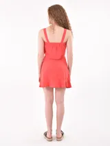 Falda corta cruzada color rojo, con detalle de lazo anudado en la cintura y borde con volado.