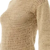 Vestido corto color beige, tejido al crochet, con mangas largas y cuello redondo.