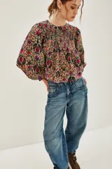 Camisa de algodón con estampado floral y paisley, de corte holgado, con mangas largas abullonadas y detalle de fruncido en el pecho.