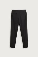 Pantalón regular fit color negro de tejido con viscosa, con cintura elástica ajustable con cordón, bolsillos frontales y traseros.