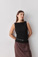 Top de tejido acanalado con cuello bote y calce al cuerpo, color blanco.