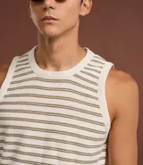 Musculosa de punto texturizado color beige con rayas horizontales en gris oscuro, cuello redondo y corte cómodo.