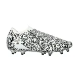 Championes de fútbol Under Armour Magnetico Pro 5 FG con diseño de patrón geométrico pixelado en blanco y negro. Presentan el logo de la marca en el lateral y suela con tapones para césped natural.