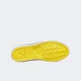 Championes Converse Chuck Taylor All Star de lona blanca, de caña alta, con detalles inspirados en los Minions, incluyendo estampado lateral, parche All Star amarillo en el tobillo y suela exterior amarilla.