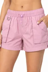 Short de poliamida negro, holgado, de tiro bajo, con bolsillos laterales y cordón ajustable en la cintura.