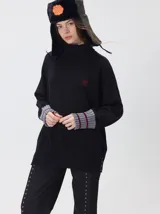 Pullover de cuello tortuga color marrón, de corte holgado y diseño básico. Presenta puños acanalados en contraste de color bordó con líneas horizontales celestes.