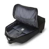 Mochila urbana de diseño minimalista en color negro, confeccionada en tafeta. Cuenta con dos compartimentos frontales con cierre, correas acolchadas ajustables y un compartimento interno diseñado para el transporte seguro de dispositivos electrónicos.