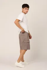Bermuda cargo color gris con bolsillos laterales y corte a la rodilla.