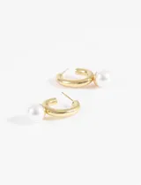 Aros de acero quirúrgico plateado con dije de perla.