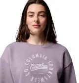Buzo de cuello redondo color lila, con estampado circular de la marca Columbia en el pecho. Presenta puños, cuello y dobladillo acanalados.