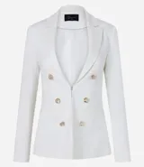 Blazer blanco de punto roma con cuello solapa, corte sastrero alargado, bolsillos y cierre con corchete.