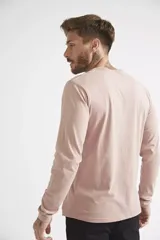 Remera de manga larga color rosado, con cuello redondo y estampado frontal con el nombre de la marca Brooksfield.