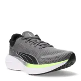 Championes de running Puma Scend Pro, color negro con detalles en blanco. Presentan una capellada de malla transpirable, cordones negros y una suela gruesa de espuma blanca con detalles negros en la parte inferior. En la lengüeta se lee 'PROSET'.