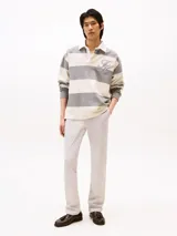 Pantalón chino Tommy Hilfiger modelo Denton de sarga de algodón, color gris claro, de corte recto, con cierre de cremallera y botón, bolsillos diagonales y traseros.