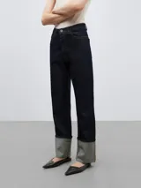 Pantalón vaquero de corte recto, color azul oscuro, con cinco bolsillos y vuelta en el bajo.