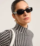 Suéter de cuello alto con estampado de pata de gallo en blanco y negro.