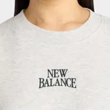 Buzo New Balance de cuello redondo, confeccionado en tejido de vellón de algodón cepillado. Presenta un diseño de corte extragrande con mangas largas y un gráfico bordado con puntada de satén en el centro del pecho.